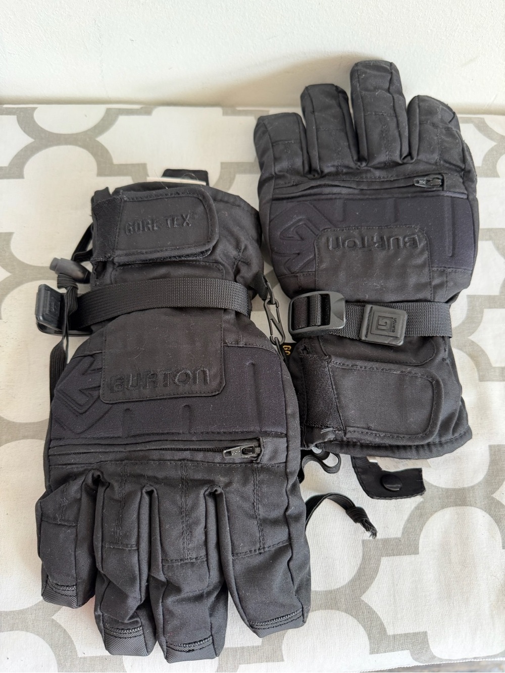 Burton Black Insulated Snow Gloves with Wrist Straps